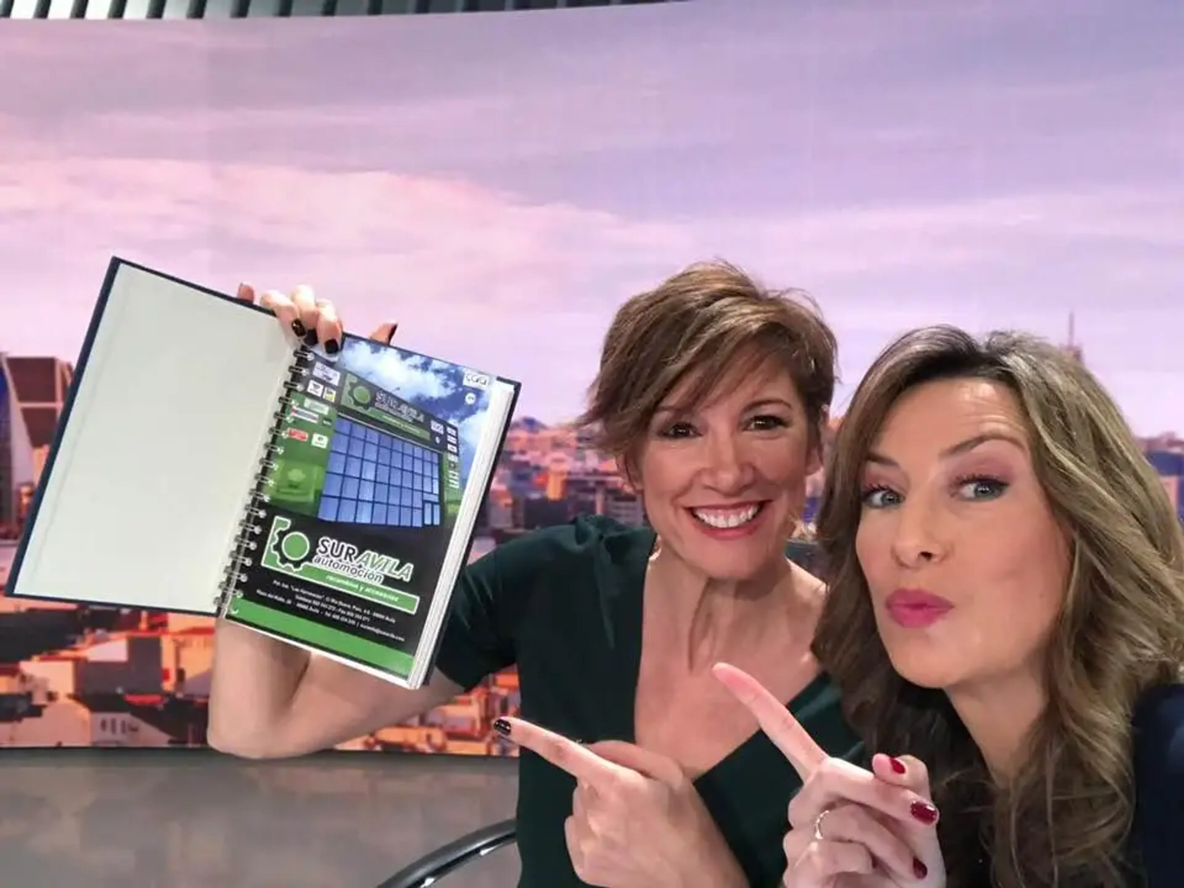 Unete a nuestra pagina de facebook SURAVILA POR EL MUNDO y cuelga una foto de tus viajes con nuestro logotipo.  ¡¡¡ Ya son muchos los que se han unido y casi hemos dado una vuelta al mundo !!!